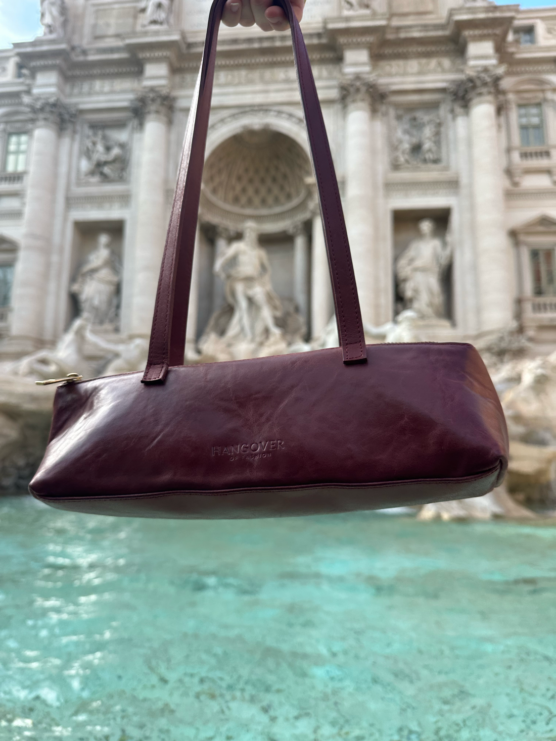 Olvida la rafia: el bolso burdeos de piel para verano