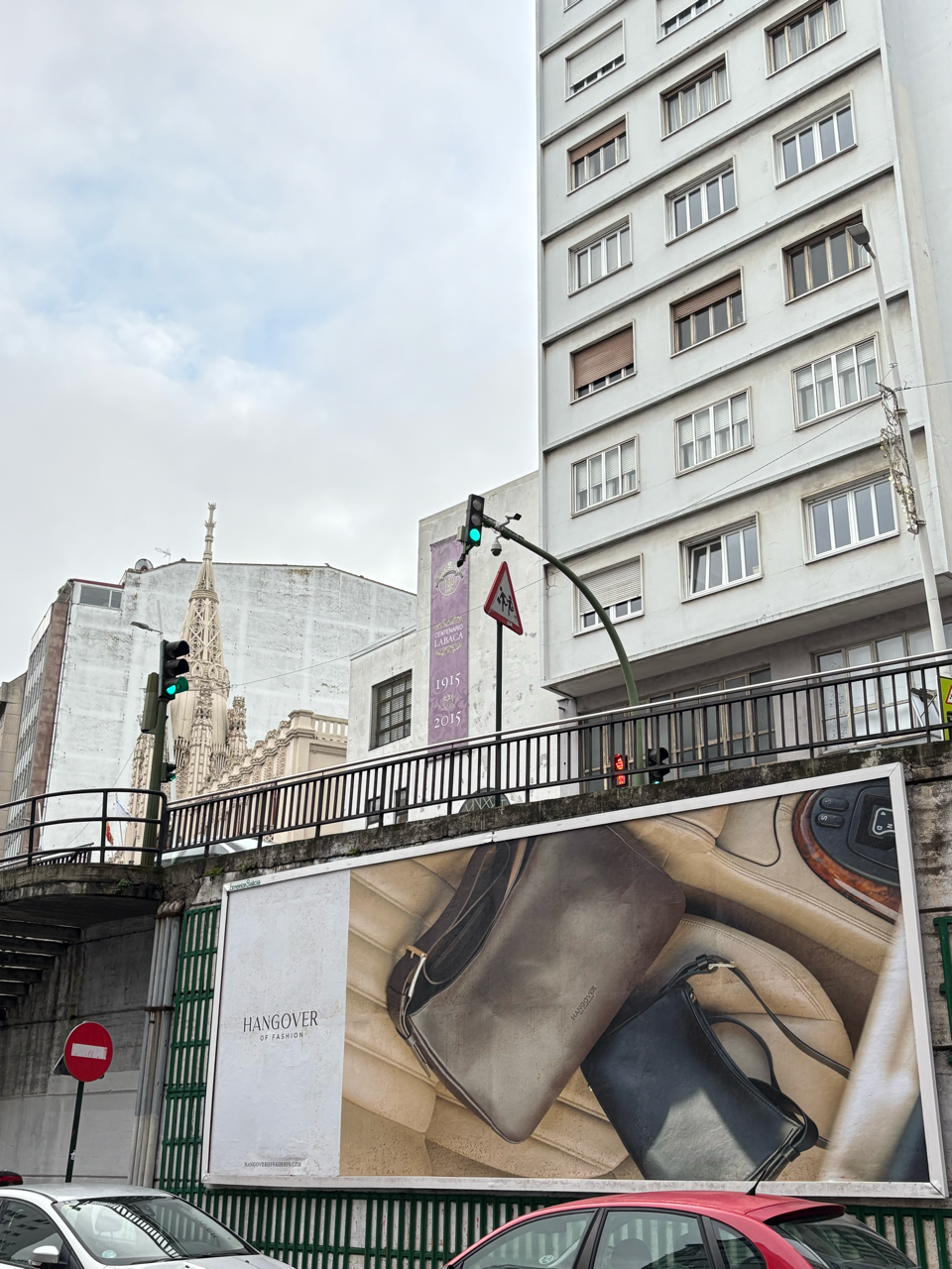 Cuando la moda sale a la calle: cómo una valla en A Coruña hizo crecer Hangover of Fashion