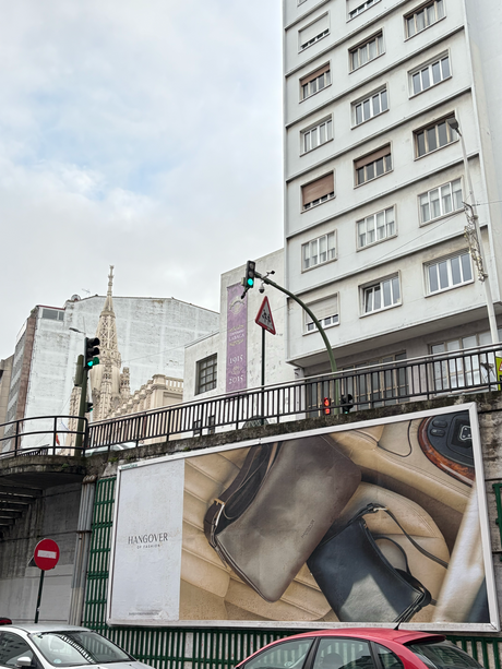 Cuando la moda sale a la calle: cómo una valla en A Coruña hizo crecer Hangover of Fashion