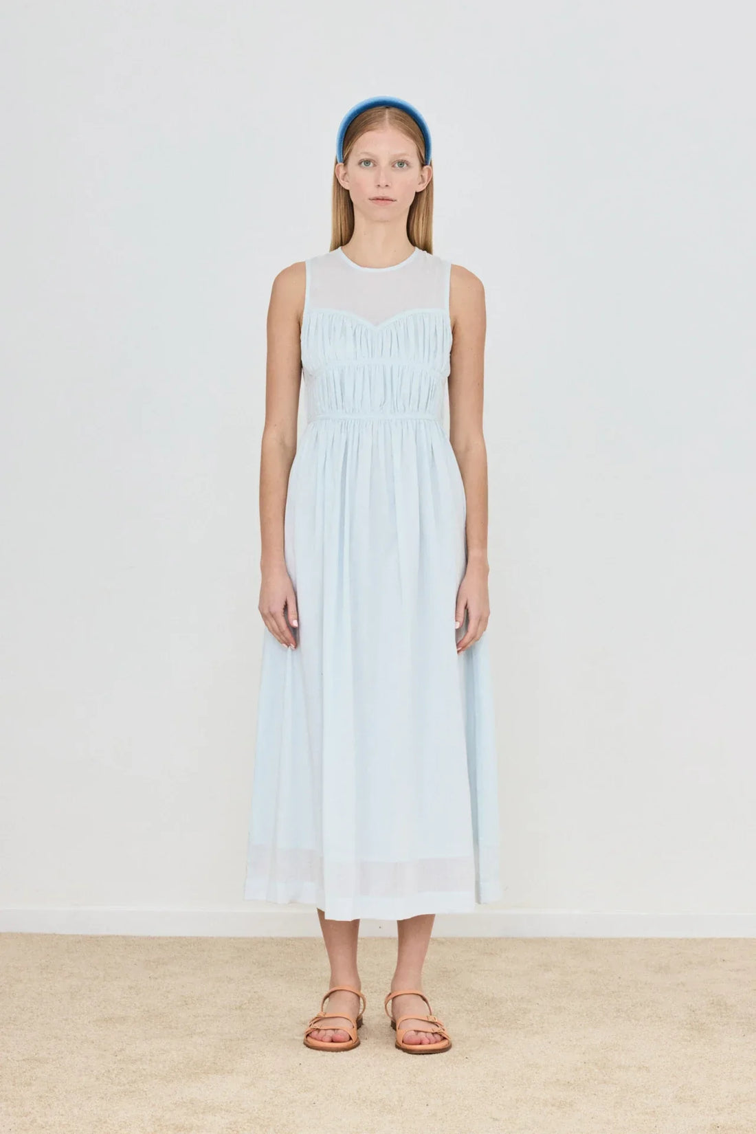 Tendencia SS25: Cómo llevar los cortes “cut-out” y tonos pastel con elegancia