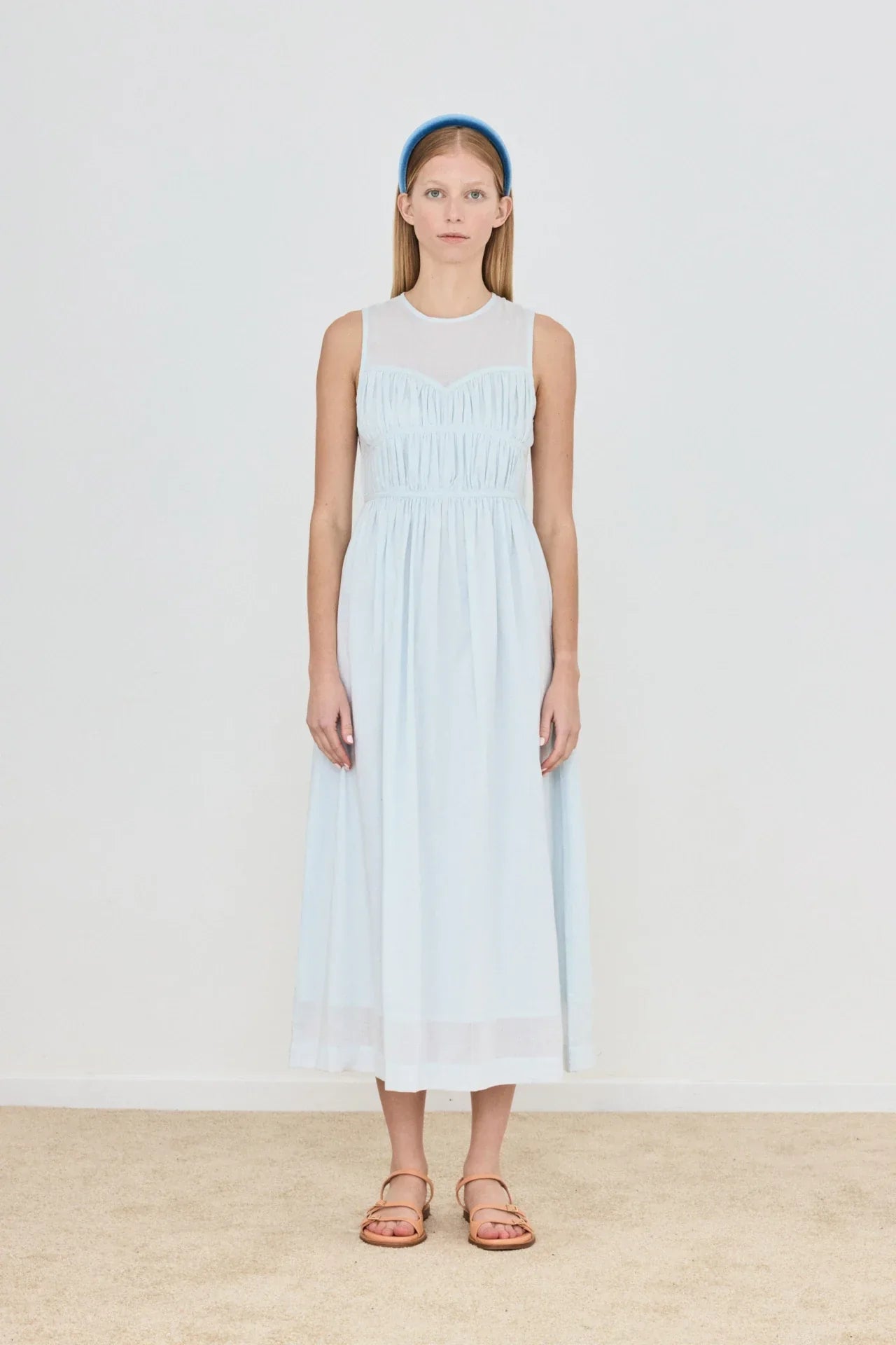 Tendencia SS25: Cómo llevar los cortes “cut-out” y tonos pastel con elegancia