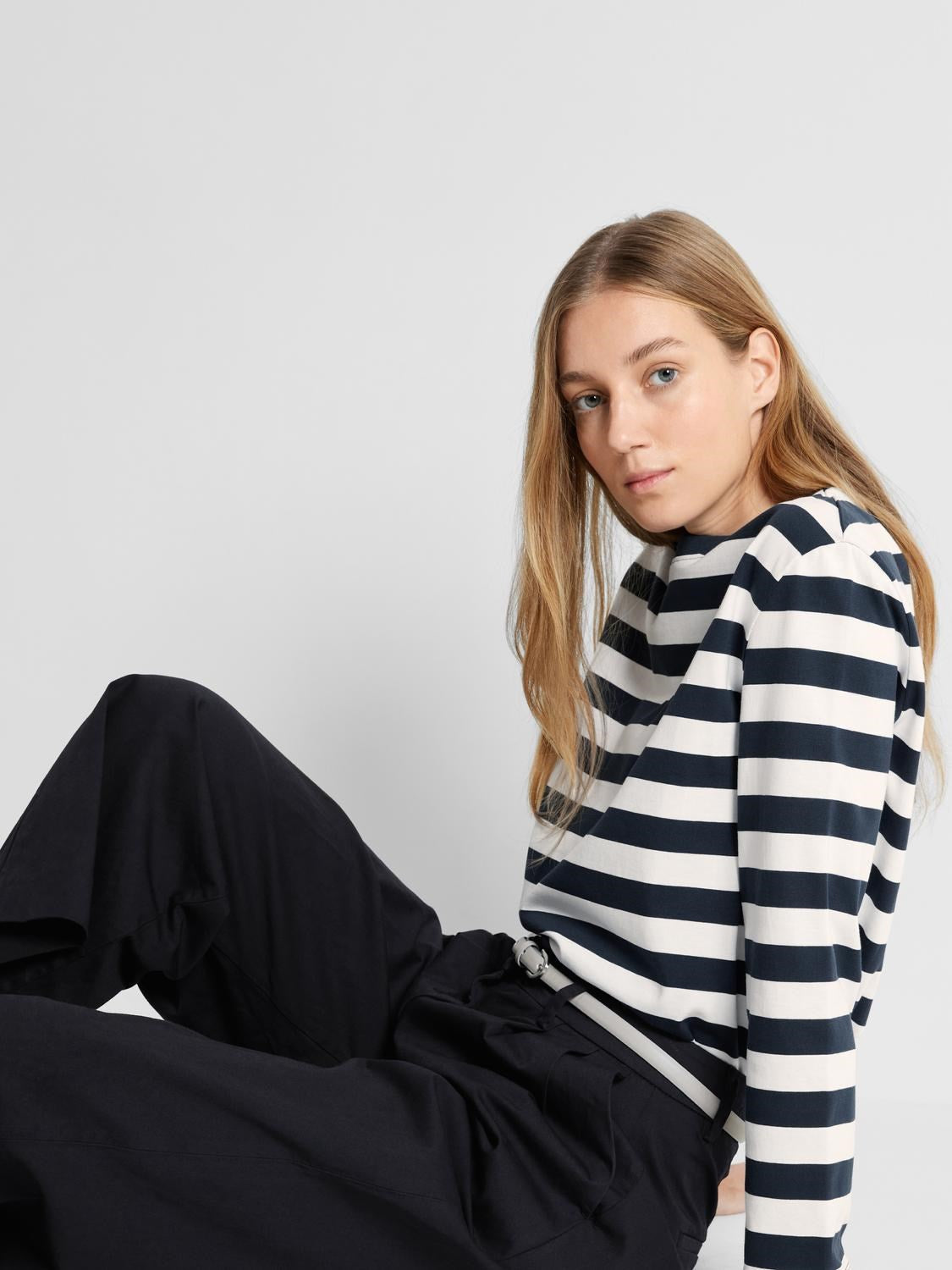 Women's navy long-sleeved organic cotton t-shirt